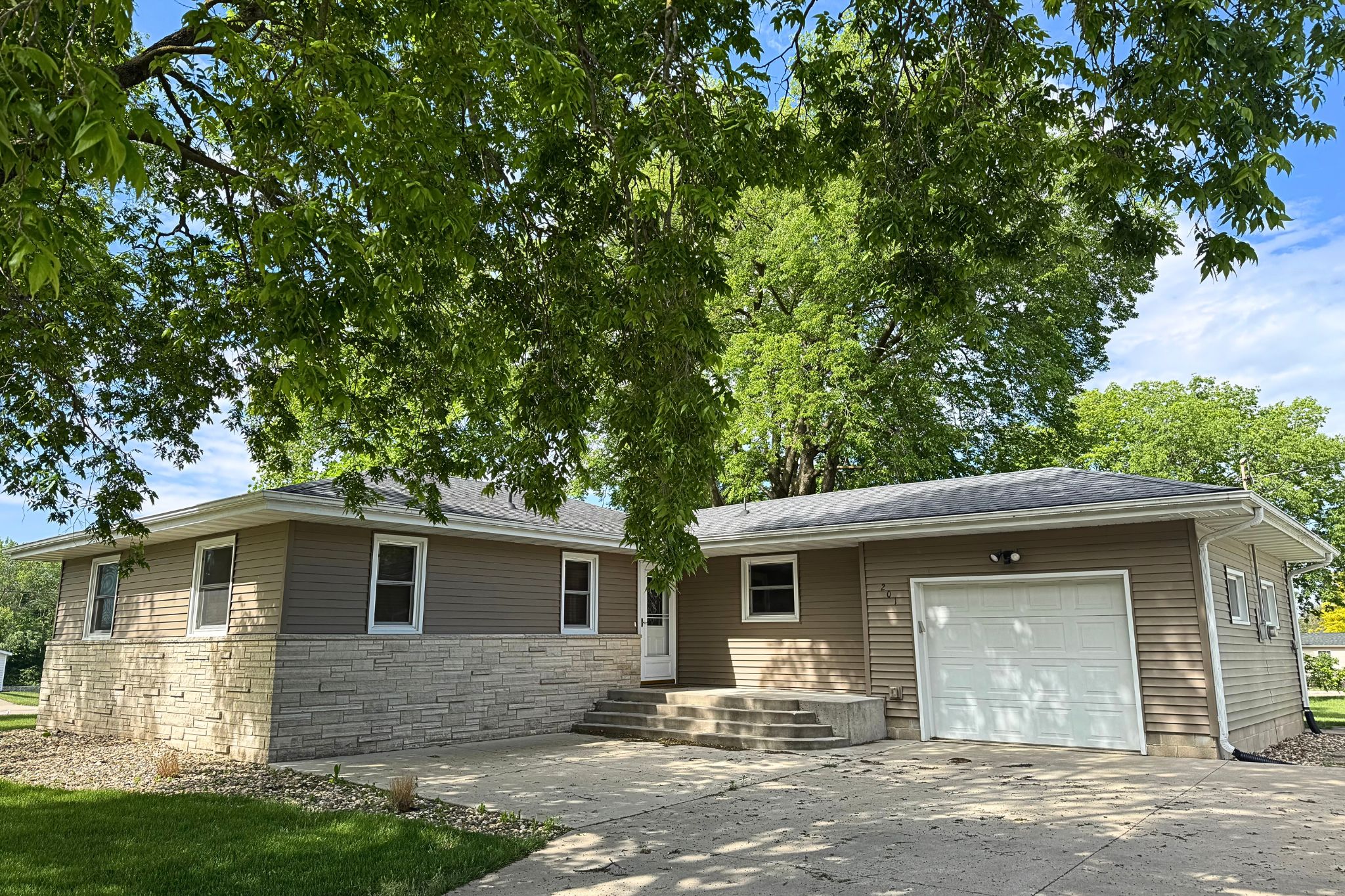 201 1st St, Delhi, IA, Image 0